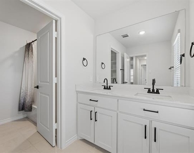 301 Willowmore Drive - Photo Thumbnail 18