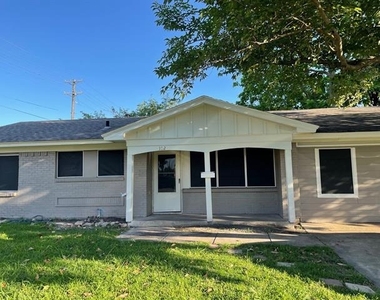 102 Roma Drive - Photo Thumbnail 1