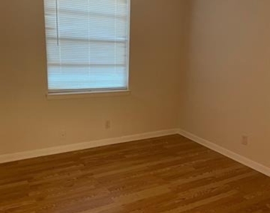 102 Roma Drive - Photo Thumbnail 8