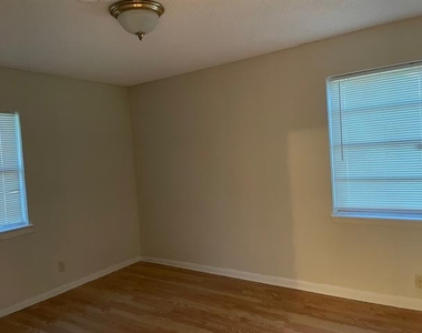 102 Roma Drive - Photo Thumbnail 9