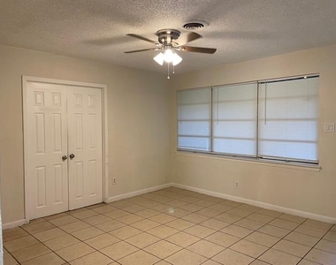 102 Roma Drive - Photo Thumbnail 2