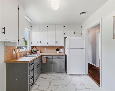 1308 Rose Avenue - Photo Thumbnail 2