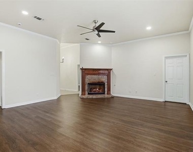 1404 Chaucer Drive - Photo Thumbnail 6