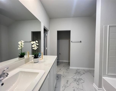 553 Meadow Run Drive - Photo Thumbnail 7