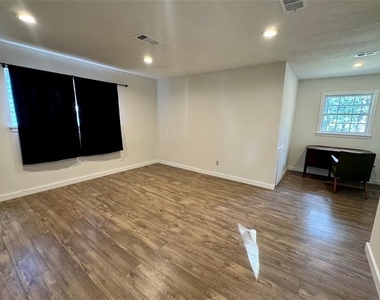 211 Mill Creek Drive - Photo Thumbnail 9