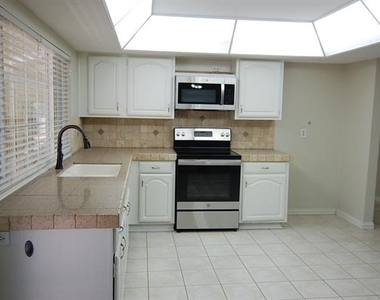 2619 Creekview Drive - Photo Thumbnail 7