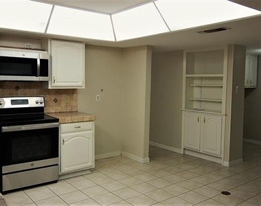 2619 Creekview Drive - Photo Thumbnail 8