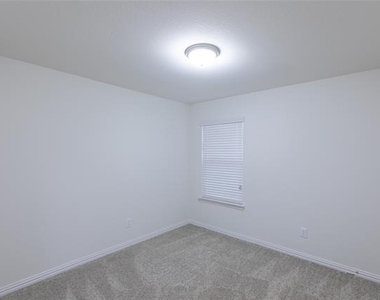 905 Silverbell Street - Photo Thumbnail 14