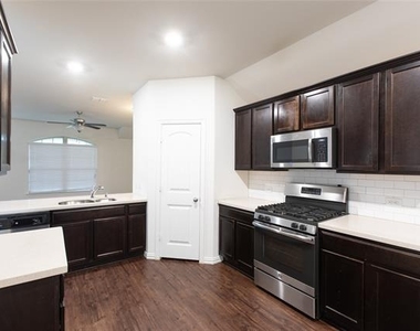 905 Silverbell Street - Photo Thumbnail 1