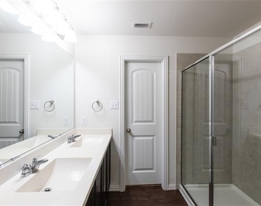 905 Silverbell Street - Photo Thumbnail 9
