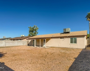 3429 E Blanche Drive - Photo Thumbnail 9