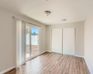 3429 E Blanche Drive - Photo Thumbnail 5