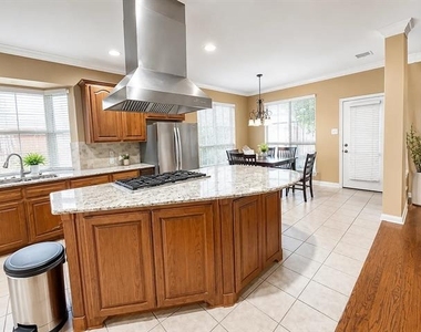 1314 Salado Drive - Photo Thumbnail 4
