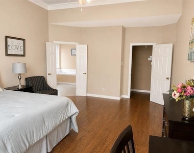 1314 Salado Drive - Photo Thumbnail 7