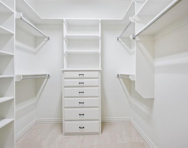 3606 S Versailles Avenue - Photo Thumbnail 32