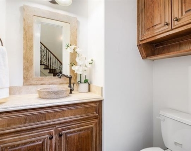 3606 S Versailles Avenue - Photo Thumbnail 12