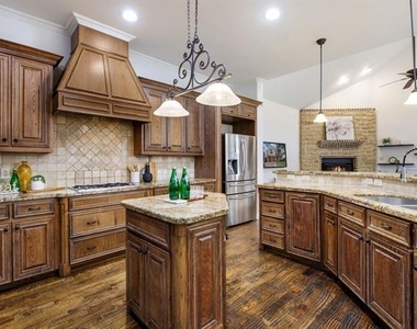 3606 S Versailles Avenue - Photo Thumbnail 16