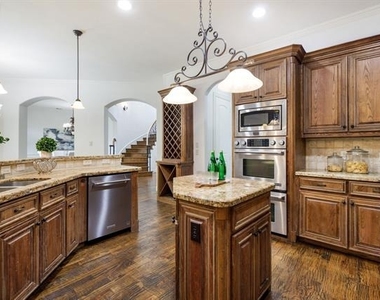 3606 S Versailles Avenue - Photo Thumbnail 18