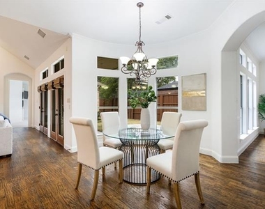 3606 S Versailles Avenue - Photo Thumbnail 15