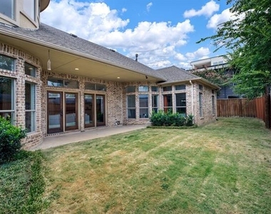 3606 S Versailles Avenue - Photo Thumbnail 5