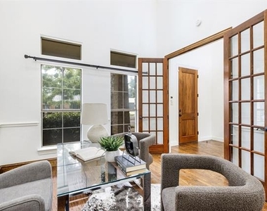 3606 S Versailles Avenue - Photo Thumbnail 11