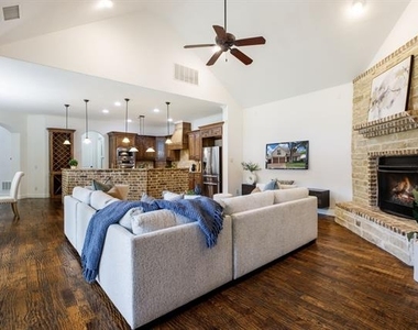 3606 S Versailles Avenue - Photo Thumbnail 21