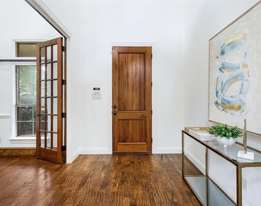 3606 S Versailles Avenue - Photo Thumbnail 9