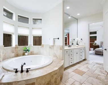 3606 S Versailles Avenue - Photo Thumbnail 30