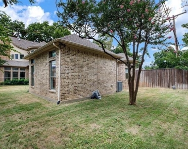 3606 S Versailles Avenue - Photo Thumbnail 7