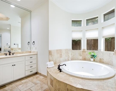 3606 S Versailles Avenue - Photo Thumbnail 29