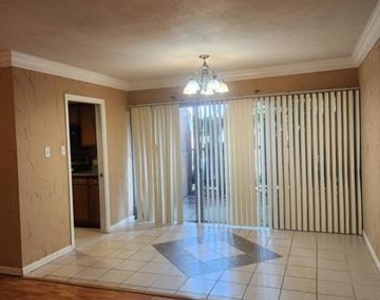 558 E Avenue J - Photo Thumbnail 3