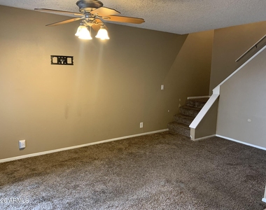 286 W Palomino Drive - Photo Thumbnail 3