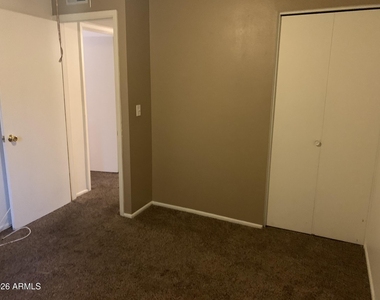 286 W Palomino Drive - Photo Thumbnail 9
