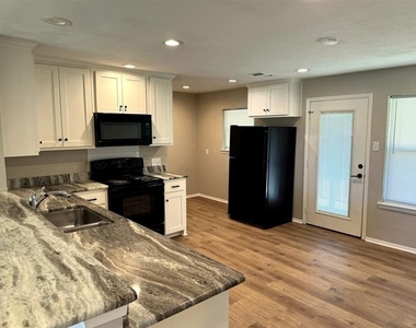 321 E Lake Street - Photo Thumbnail 10