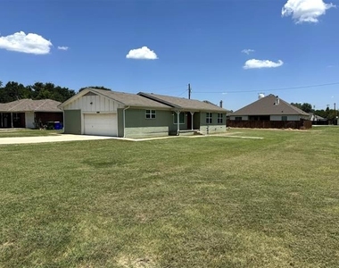 321 E Lake Street - Photo Thumbnail 4