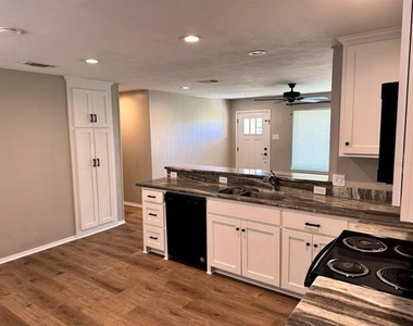 321 E Lake Street - Photo Thumbnail 12