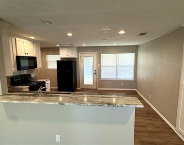 321 E Lake Street - Photo Thumbnail 9