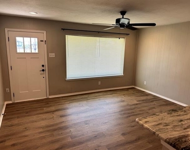 321 E Lake Street - Photo Thumbnail 7