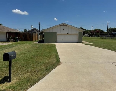 321 E Lake Street - Photo Thumbnail 3