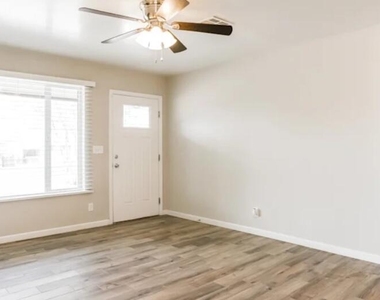 816 E Mountain View Road - Photo Thumbnail 2