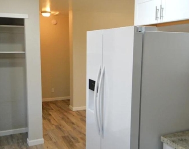 816 E Mountain View Road - Photo Thumbnail 4