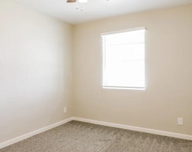 816 E Mountain View Road - Photo Thumbnail 8