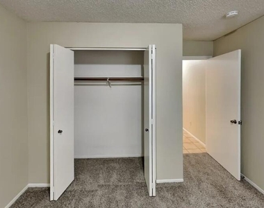 7748 W Cherry Hills Drive - Photo Thumbnail 8