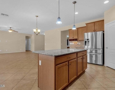 5542 W Kowalsky Lane - Photo Thumbnail 12