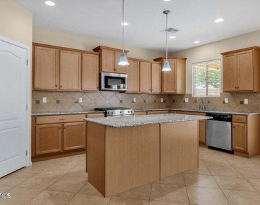 5542 W Kowalsky Lane - Photo Thumbnail 10