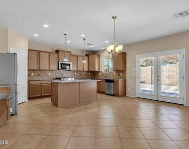 5542 W Kowalsky Lane - Photo Thumbnail 9