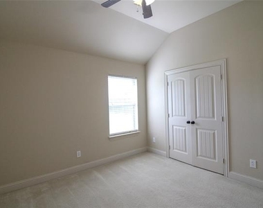 215 Wooded Creek Avenue - Photo Thumbnail 11