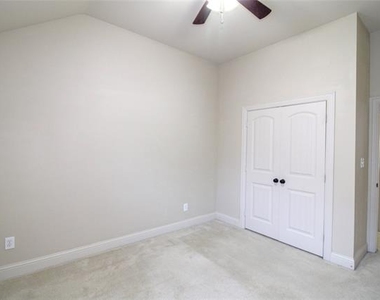 215 Wooded Creek Avenue - Photo Thumbnail 15