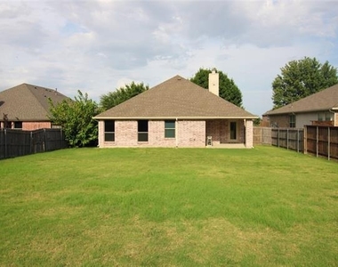 215 Wooded Creek Avenue - Photo Thumbnail 22