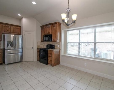 215 Wooded Creek Avenue - Photo Thumbnail 6